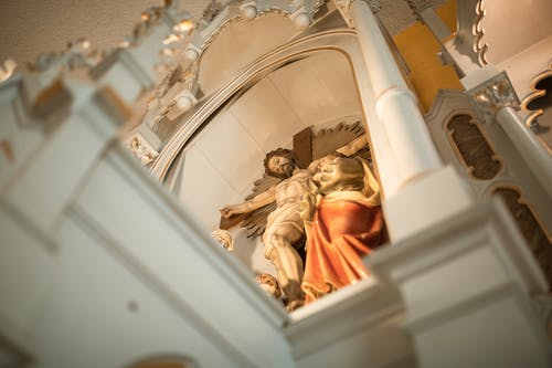 白色混凝土建筑与金雕像 · 免费素材图片