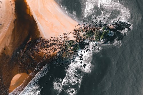 泡沫海和沙滩与石头 · 免费素材图片