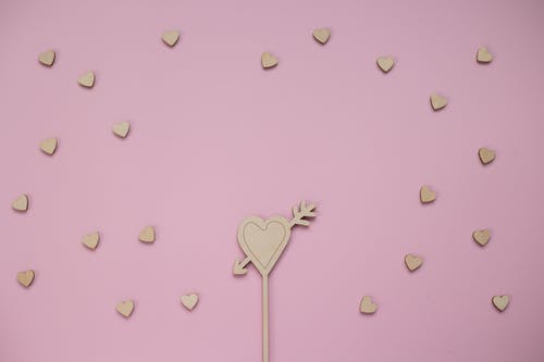 粉色和白色心形挂钟 · 免费素材图片