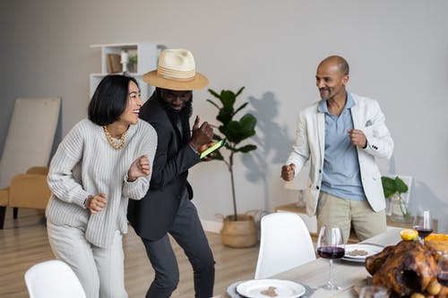 黑色西装站在白色礼服衬衫的女人旁边的男人 · 免费素材图片