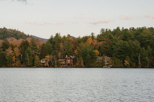在秋天的树林，在湖岸上的传统别墅 · 免费素材图片