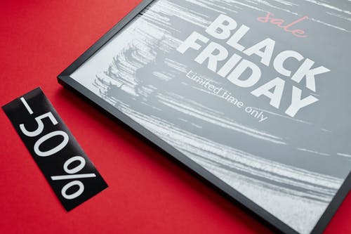 黑色星期五销售文本在红色背景上 · 免费素材图片
