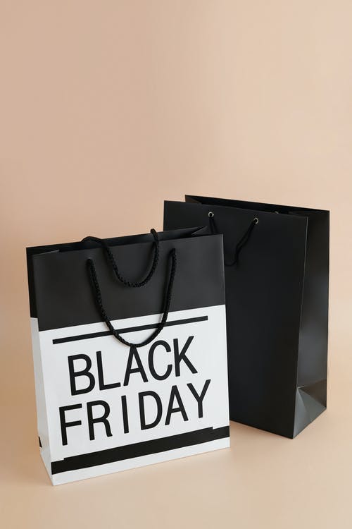 黑色星期五销售文本的两个纸袋 · 免费素材图片