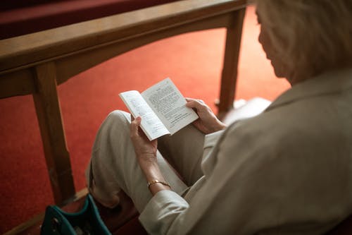 拿着白皮书的棕色长袍的男人 · 免费素材图片