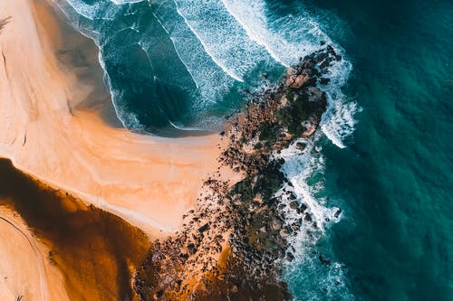 沙质海岸，附近泡沫海的石头 · 免费素材图片