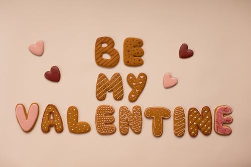 棕色和粉红色心形饼干 · 免费素材图片