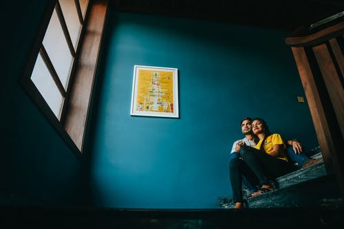 幸福的民族情侣坐在楼梯上 · 免费素材图片