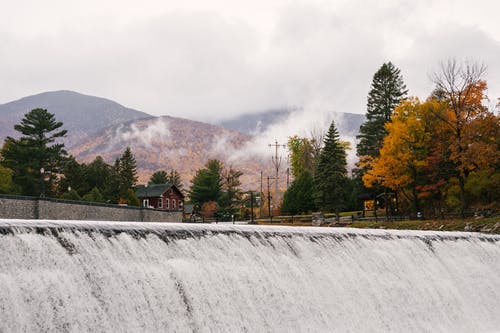 在秋天的小镇宽河瀑布 · 免费素材图片