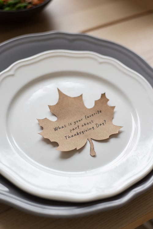 白色陶瓷板上的棕色心形饼干 · 免费素材图片