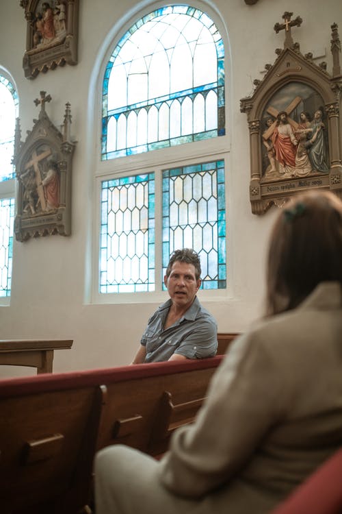 男人和女人坐在椅子上 · 免费素材图片