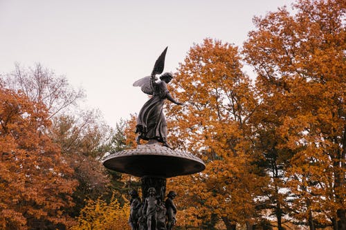 天使在和平秋天公园的雕像 · 免费素材图片