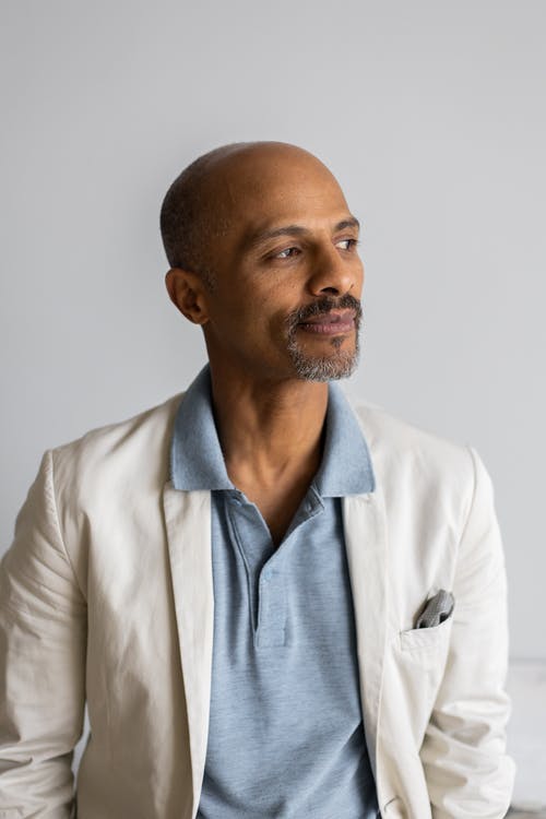 白色纽扣衬衫和蓝色和白色条纹衬衫的男人 · 免费素材图片