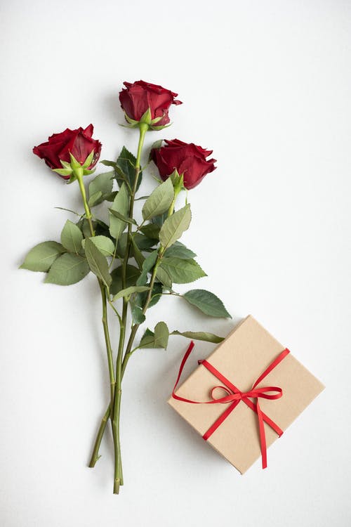 红玫瑰和棕色盒子 · 免费素材图片