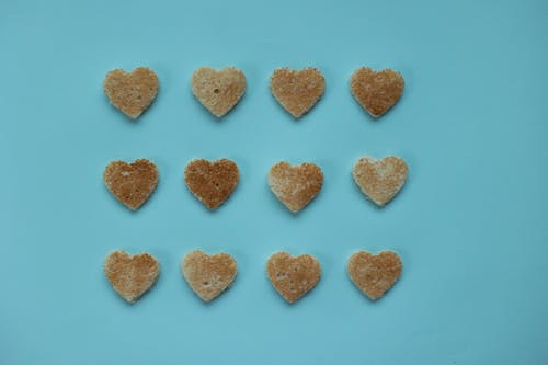 棕色和白色心形饼干 · 免费素材图片