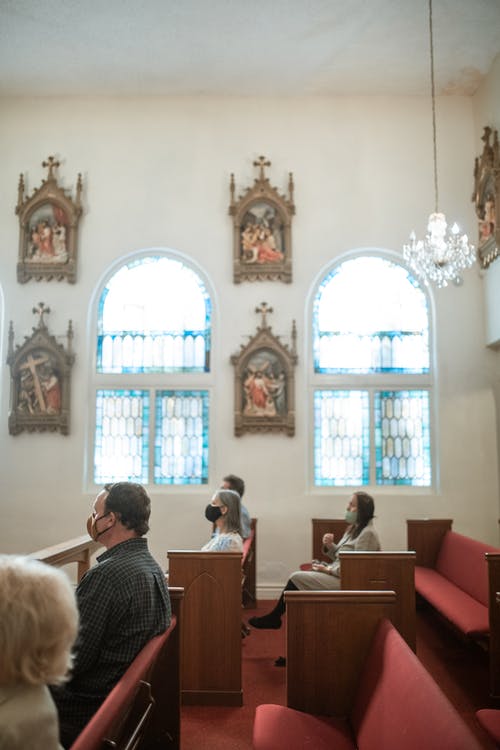 人们坐在建筑物内的红色椅子上 · 免费素材图片