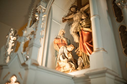 金色和白色的混凝土雕像 · 免费素材图片