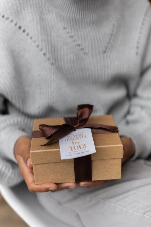 棕色和白色礼品盒 · 免费素材图片