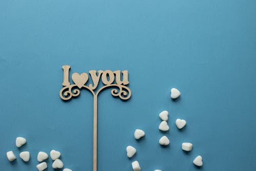 蓝墙上的白色情书 · 免费素材图片