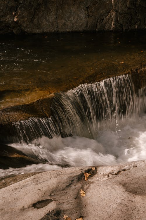 从岩石峭壁流淌的瀑布 · 免费素材图片