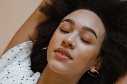 安静的年轻黑人女性，闭上眼睛放松 · 免费素材图片