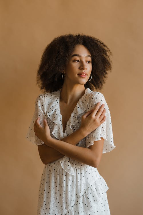 白色花裙子的女人 · 免费素材图片