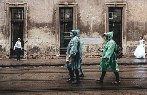 有关人, 人行道, 侧面图的免费素材图片