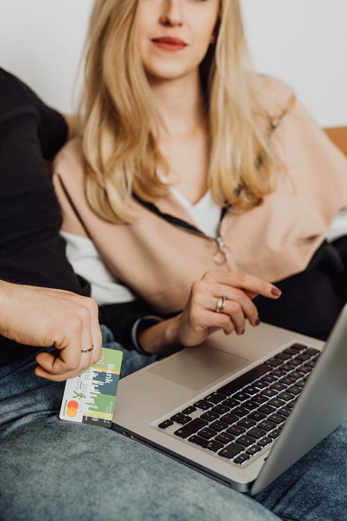 有关3C用品, 人, 信用卡的免费素材图片