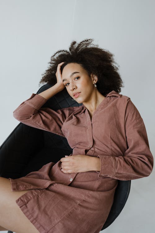 棕色皮夹克和黑色裙子的女人 · 免费素材图片