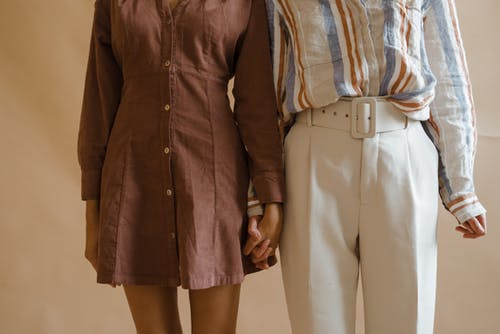 棕色按钮外套和白色裤子的女人 · 免费素材图片