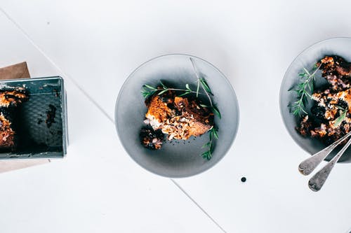 灰色陶瓷碗绿色蔬菜 · 免费素材图片