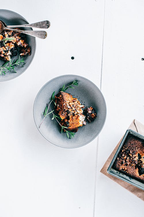 白色陶瓷圆板上的绿色和棕色蔬菜 · 免费素材图片