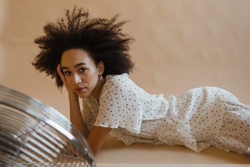 白色和黑色的圆点裙的女人 · 免费素材图片