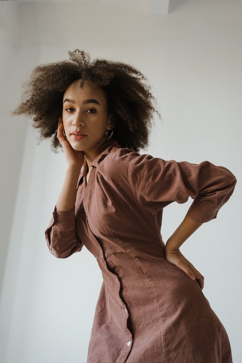 棕色长袖连衣裙的女人 · 免费素材图片