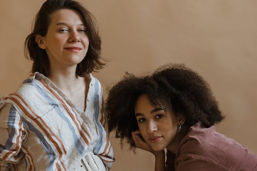 白色蓝色和橙色条纹衬衫的女人 · 免费素材图片