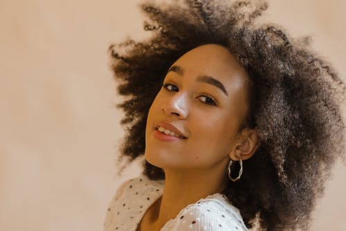 白色和棕色的圆点衬衫的女人 · 免费素材图片