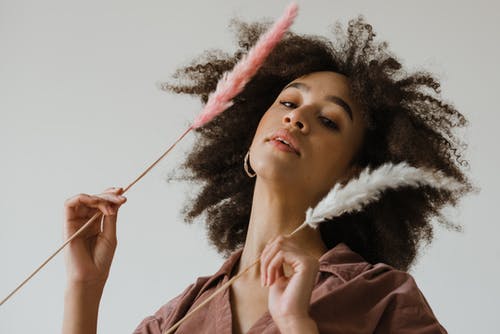 棕色和黑色皮草外套的女人 · 免费素材图片