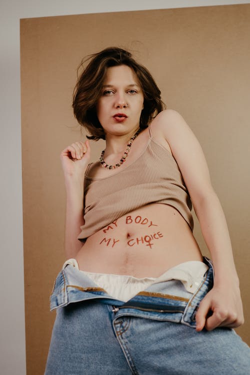 米色背心和蓝色牛仔短裤的女人 · 免费素材图片