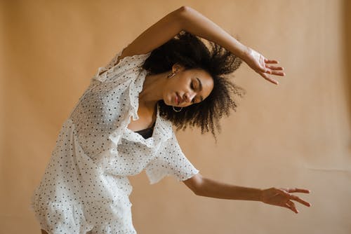 白色和黑色的圆点无袖连衣裙的女人 · 免费素材图片