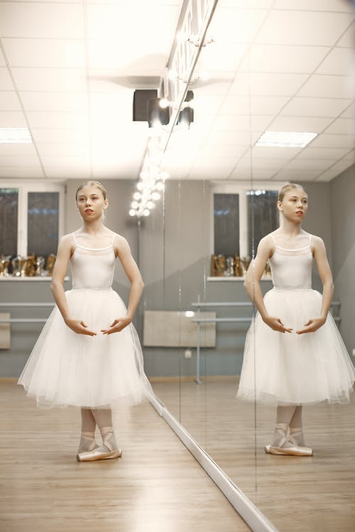 有关反射, 垂直拍摄, 女孩的免费素材图片