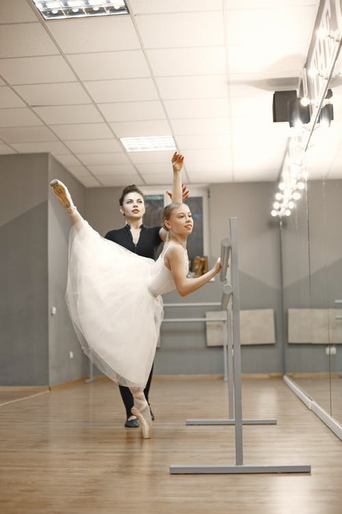 有关一条腿, 反射, 垂直拍摄的免费素材图片