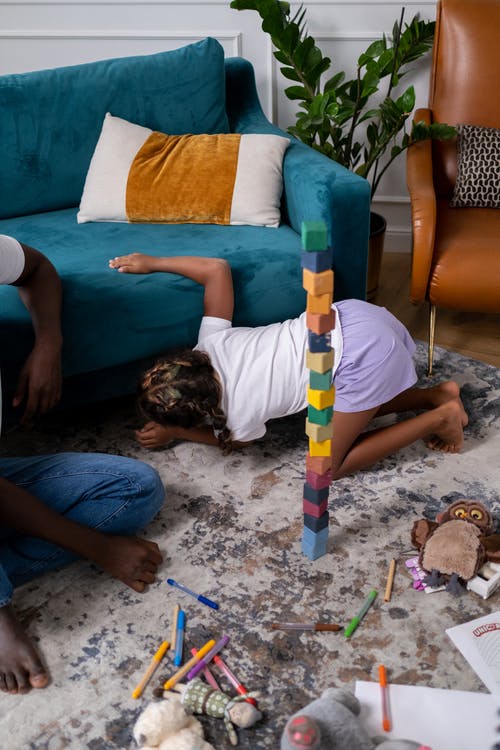 躺在地板上的白色t恤的男人 · 免费素材图片