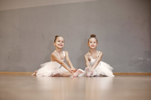 有关垂直拍摄, 孩子, 室内的免费素材图片