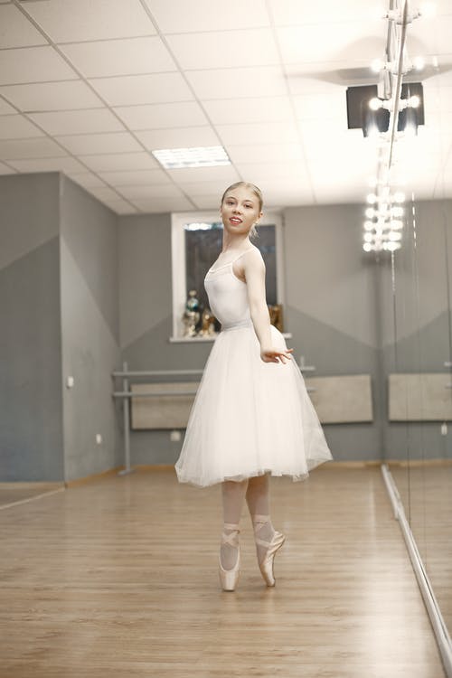 有关垂直拍摄, 女孩, 室内的免费素材图片