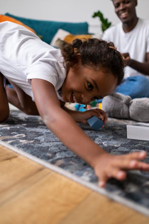 白色t恤和蓝色短裤，坐在地板上的女孩 · 免费素材图片