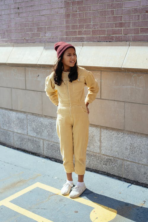 时尚的西班牙裔女孩，砖瓦房附近 · 免费素材图片