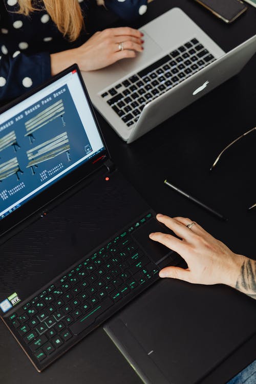 有关在桌子上, 垂直拍摄, 手的免费素材图片