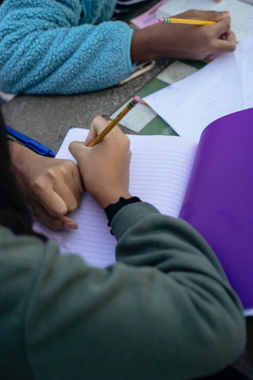作物族裔儿童在教室里做作业 · 免费素材图片