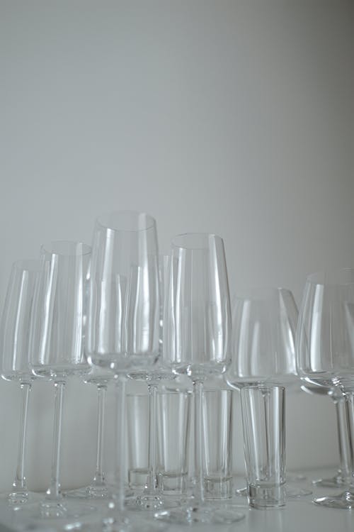 清除白桌上的水杯 · 免费素材图片