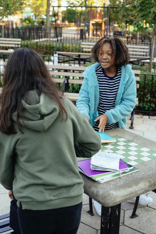 黑人女孩在公园与同学会面 · 免费素材图片