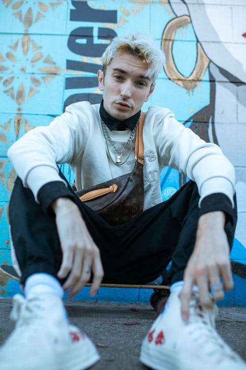 穿黑袋的白衬衫的男人 · 免费素材图片